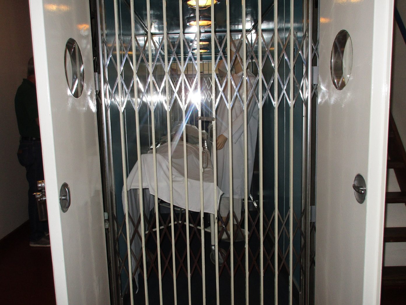 Lift of stratchers' front at surgery leve, Navio-hospital Gil Eannes, Viana do Castelo.JPG